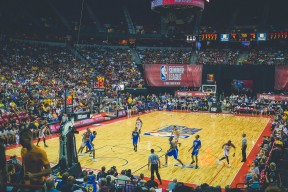 jinnianhui最新版-双线巅峰，JackeyLove的电竞奇迹与东契奇的NBA纪录之夜